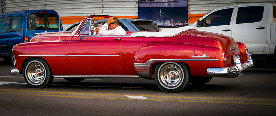 Antiguos coches clásicos circulan por La Habana 