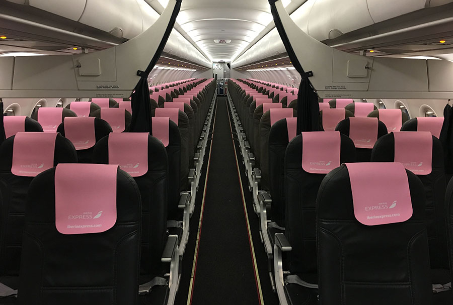 Cabina del avión vestido de rosa