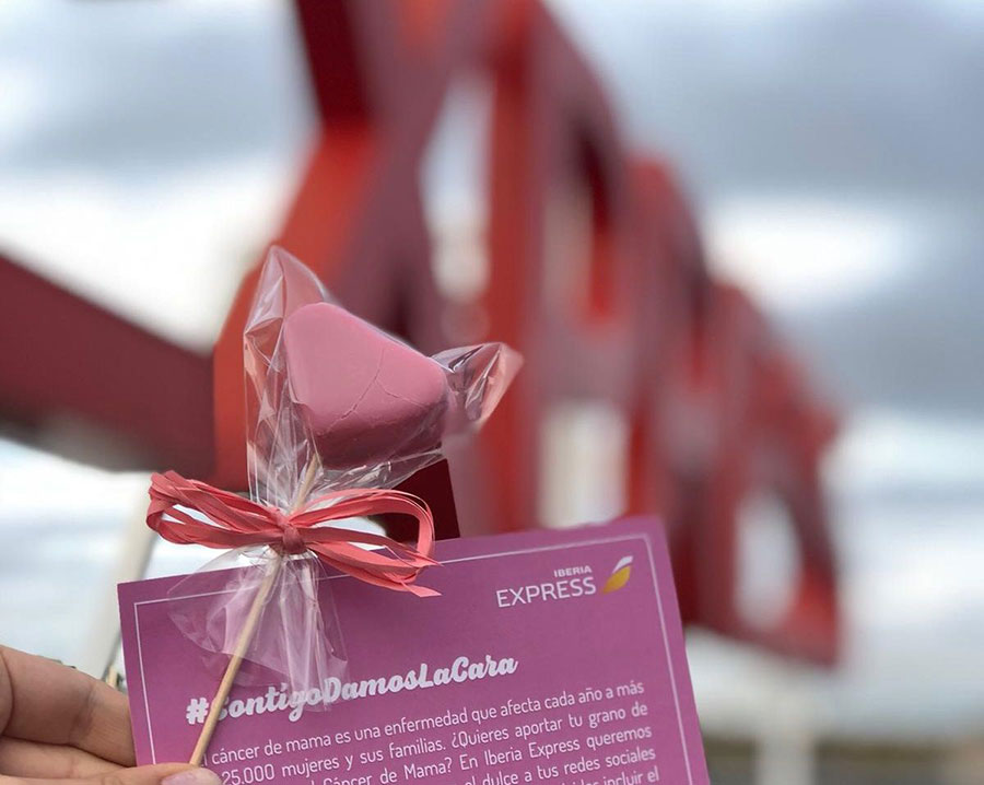 Iberia Express da la cara contra el cáncer de mama