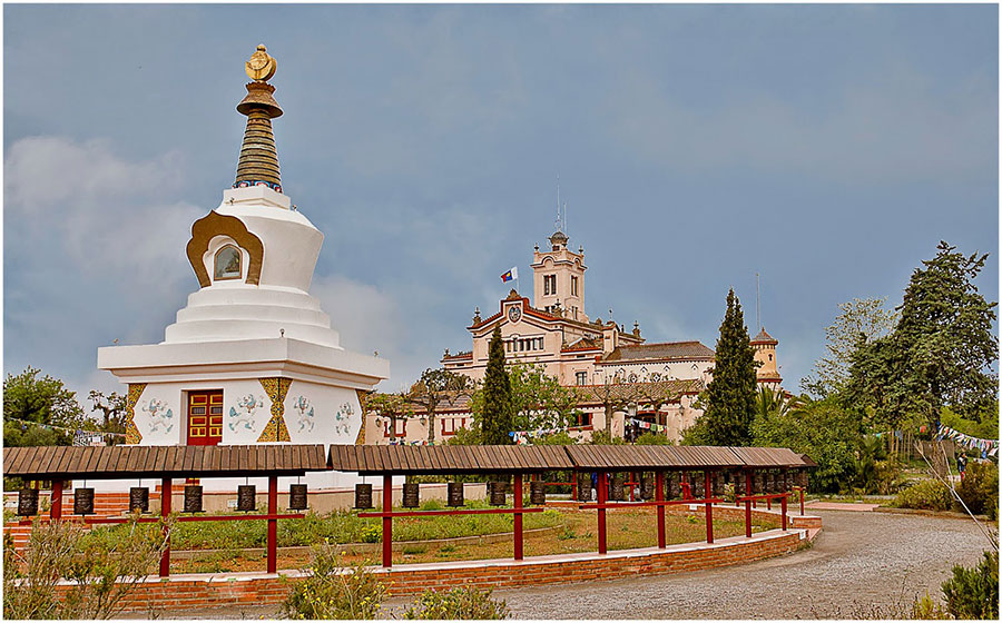 Palau Novella y la estupa budista