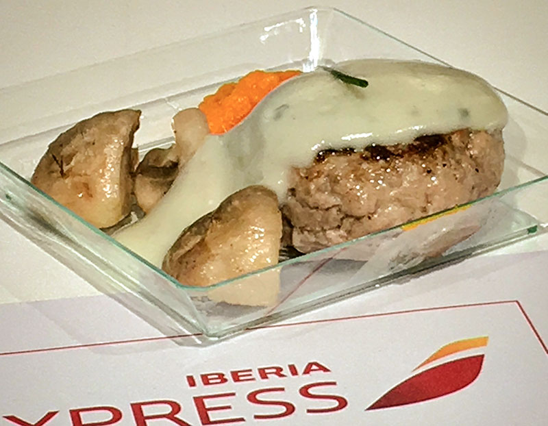 Hamburguesa de ternera blanca con champiñones y salsa de queso en el menu de Iberia Express