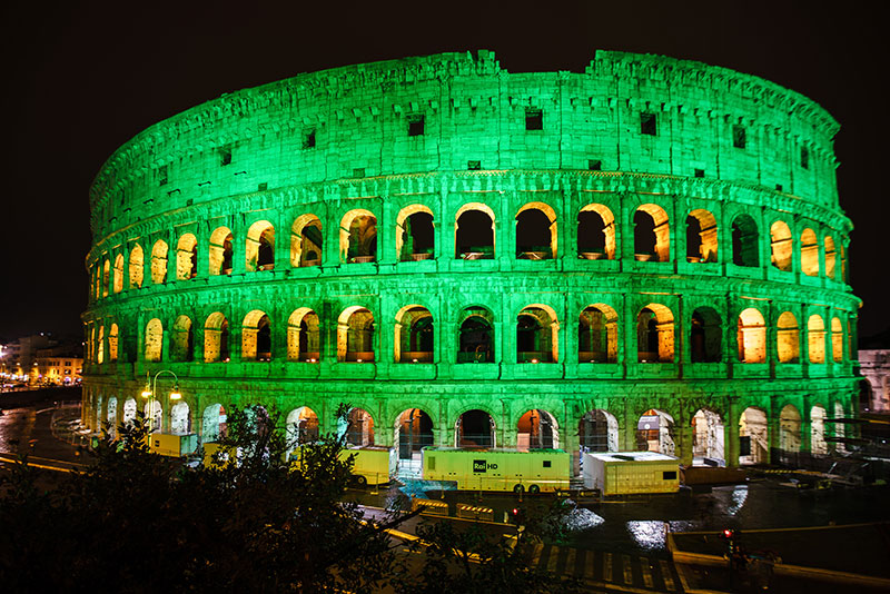 El Coliseum de Roma de Verde por St. Patrick day