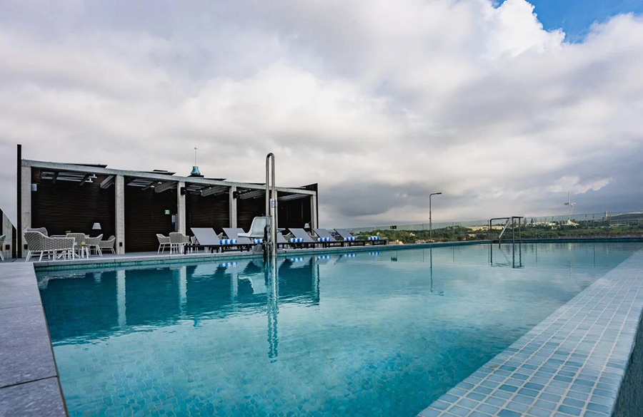 Terraza y piscina LRHBarcelona Fira
