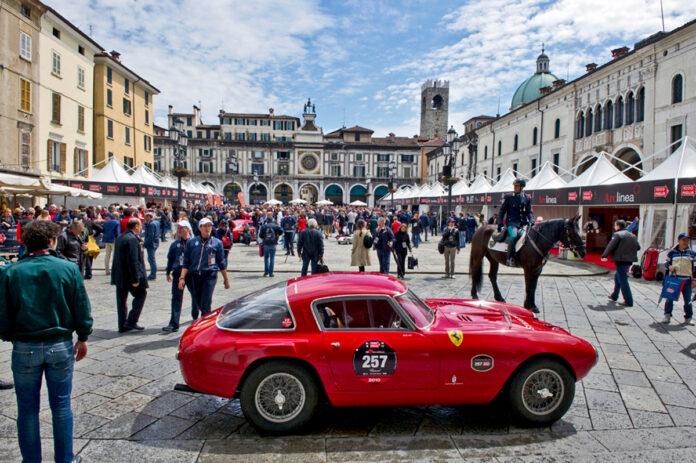 Brescia, un Ferrari en la Mille Miglia