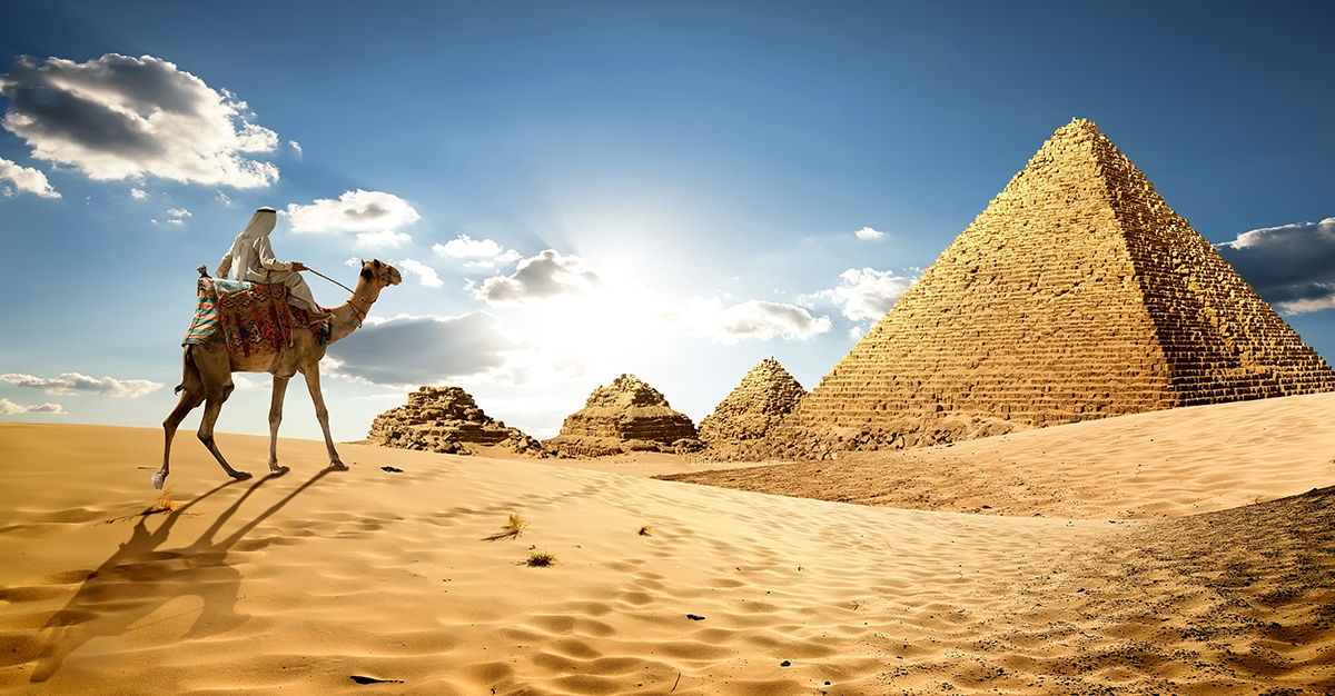 Piramides y desierto en Egipto
