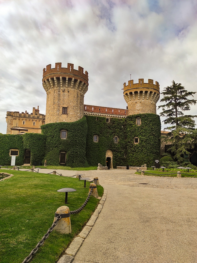 Castillo de Peralada, Casino y restaurante
