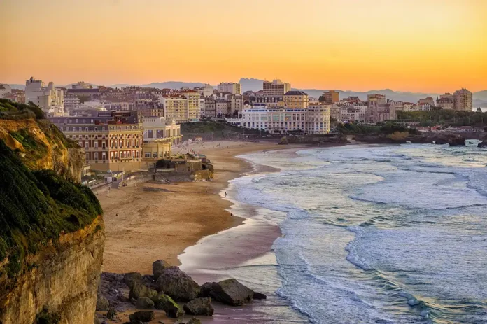 Vista panorámica de la Grand Plage de Biarritz desde el faro