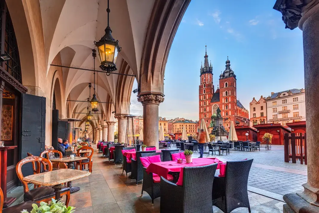 Terraza en la Plaza del Mercado de Cracovia y Basílica de Santa María