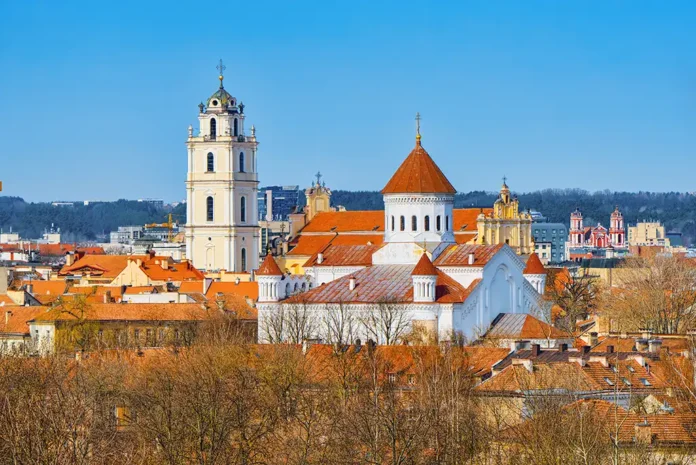 Vista de Vilna, bastión, muralla y ciudad vieja. capital de lituania