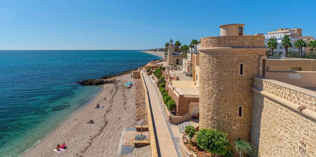 Castillo de Sta. Ana y playa de Roquetas de Mar