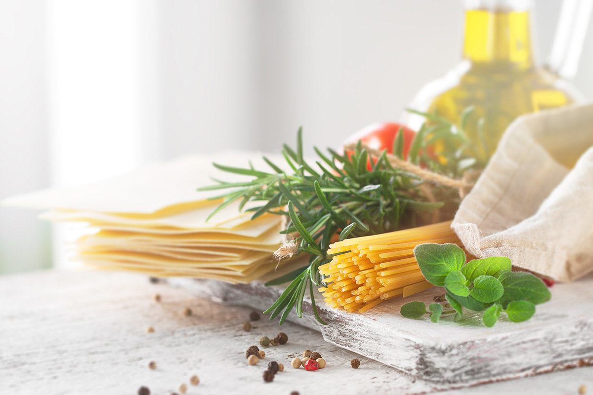 ingredientes saludables mesa cocina espaguetis aceite oliva camisetas