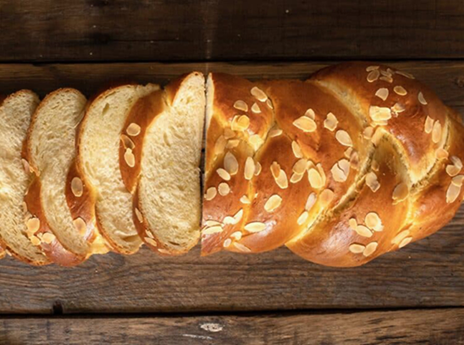El tsoureki es similar al çörek turco. Se trata de un pan de brioche dulce de Grecia que se come especialmente durante la Pascua.