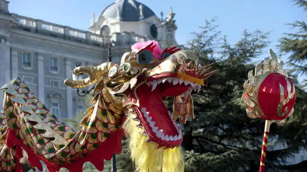 Celebración del año nuevo chino en Madrid 1 desfile del dragón por el centro de Madrid