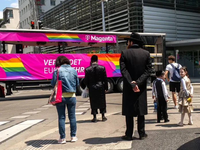 Viena Pride preparación del desfile por el Barrio Judío
