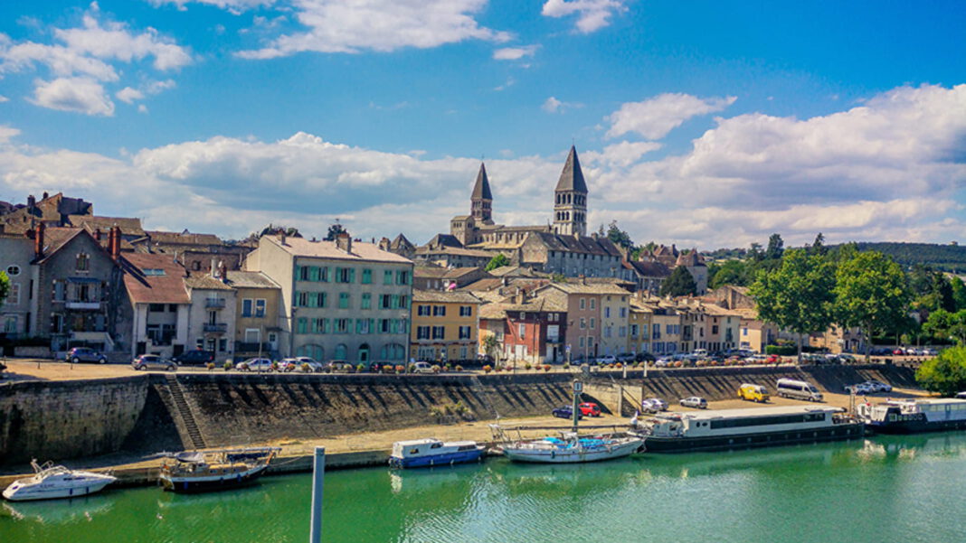 Vista de Tournus, la Abadía de Saint-Philibert y el río