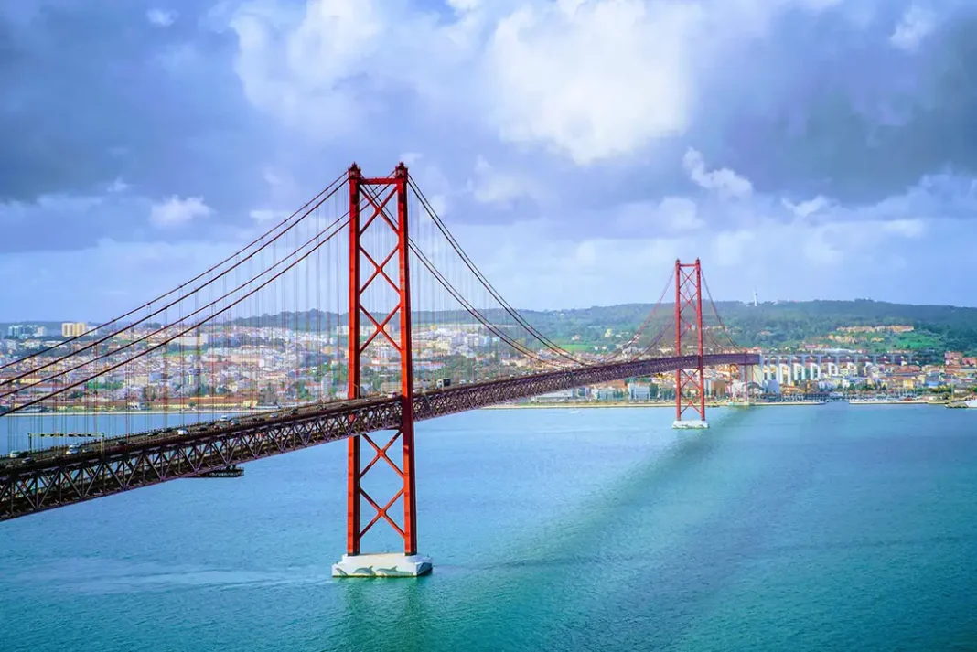 Puente 25 de Abril cruza el Tajo en Lisboa