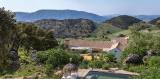 Lujo Descalzo: La Tendencia del Turismo Sostenible Finca la Donaira