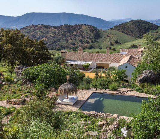 Lujo Descalzo: La Tendencia del Turismo Sostenible Finca la Donaira