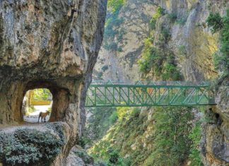 Descubre las Mejores Rutas de Senderismo por los Pueblos Más Encantadores de España Ruta del Cares ©Aznar Corral