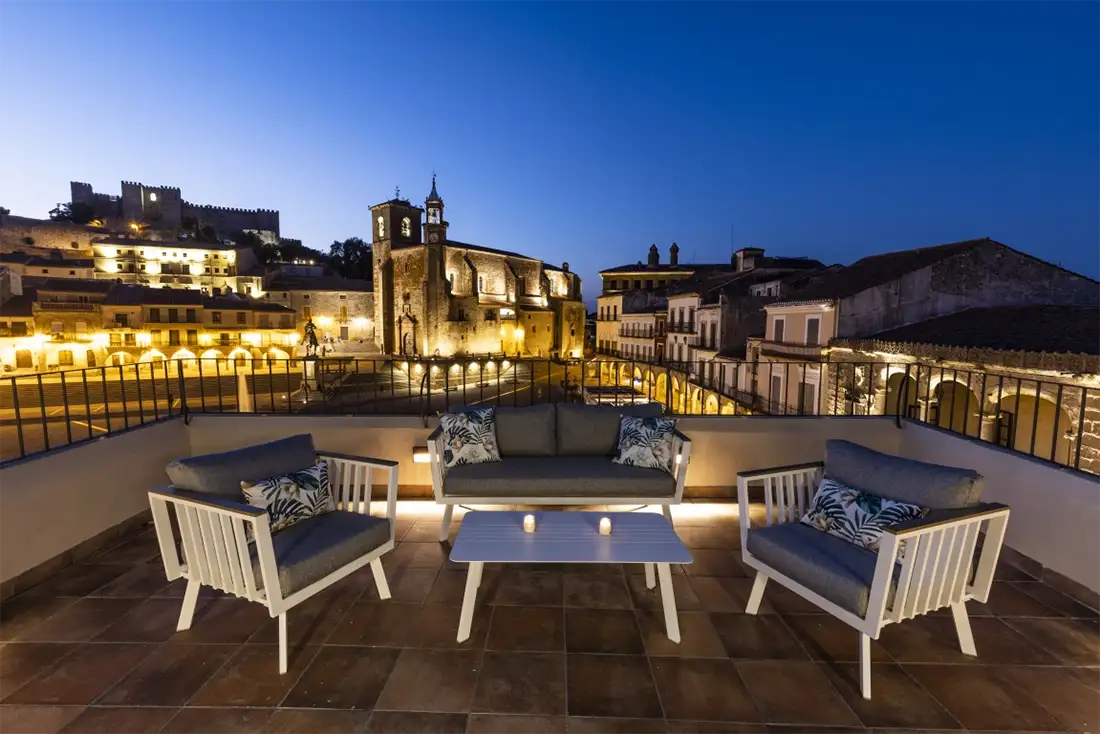 5 escapadas rurales de última hora para Semana Santa con Rusticae 1 El Patio Plaza Mayor Trujillo