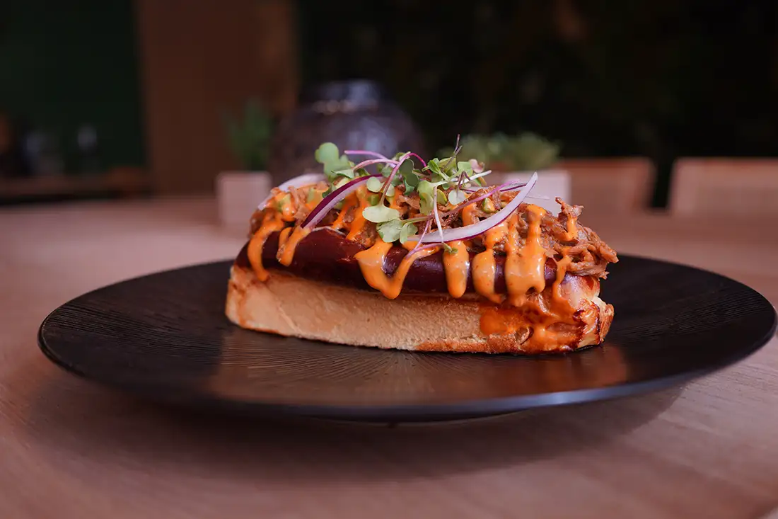 Natura Olea: un viaje sensorial frente a Cala Ferrera 3 brioche de pulled pork con aguacate, cebolla en texturas y mayonesa sriracha