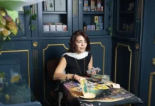 Esotérica, un bar clandestino con esencia mágica Tarotísta en la tienda de Esotérica speakeasy Madrid