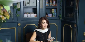 Esotérica, un bar clandestino con esencia mágica Tarotísta en la tienda de Esotérica speakeasy Madrid