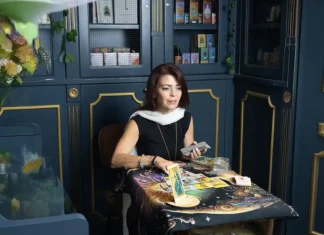 Esotérica, un bar clandestino con esencia mágica Tarotísta en la tienda de Esotérica speakeasy Madrid