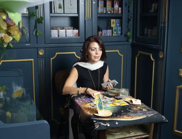 Tarotísta en la tienda de Esotérica speakeasy Madrid