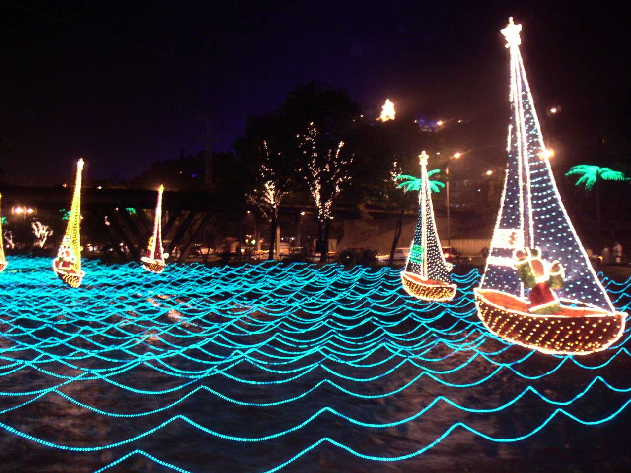 5 viajes inolvidables para vivir la Navidad mágica 4 Iluminación del Rio Medellín Colombia