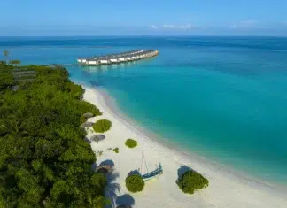 Vacaciones en familia 2026: por qué las Maldivas están ganando terreno entre las familias españolas Aerial Island and Water Villas