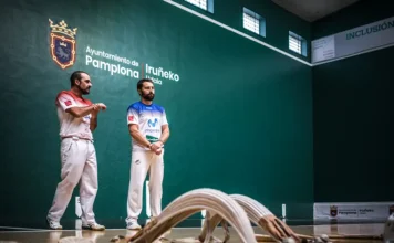 Pamplona, Capital Mundial de la Pelota Vasca Pamplona capital mundial de la pelota vasca. Pareja de pelotaris y las cestas del juego de cesta punta o jai alai (en Euskera)