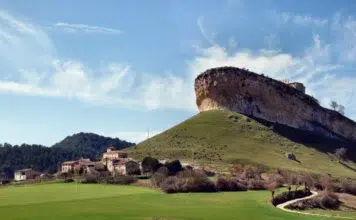 4 secretos que San Pantaleón esconde: el imperdible del Santo Grial y la cascada de 200m en Burgos San Pantaleón de Losa