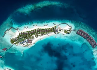 Top 3 resorts en Maldivas: naturaleza, romanticismo y vida isleña con COLOURS OF OBLU MALDIVAS VISTA AÉREA