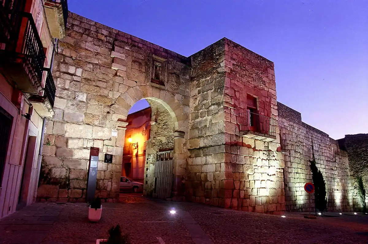Coria: un paseo por las capas de la historia en el norte de Cáceres 1 Muralla Romana Coria