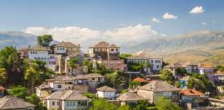 Buenos días en Gjirokastër, Albania: Siete campanadas y un byrek Gjirokastër, Albania