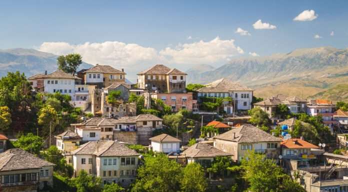 Buenos días en Gjirokastër, Albania: Siete campanadas y un byrek Gjirokastër, Albania