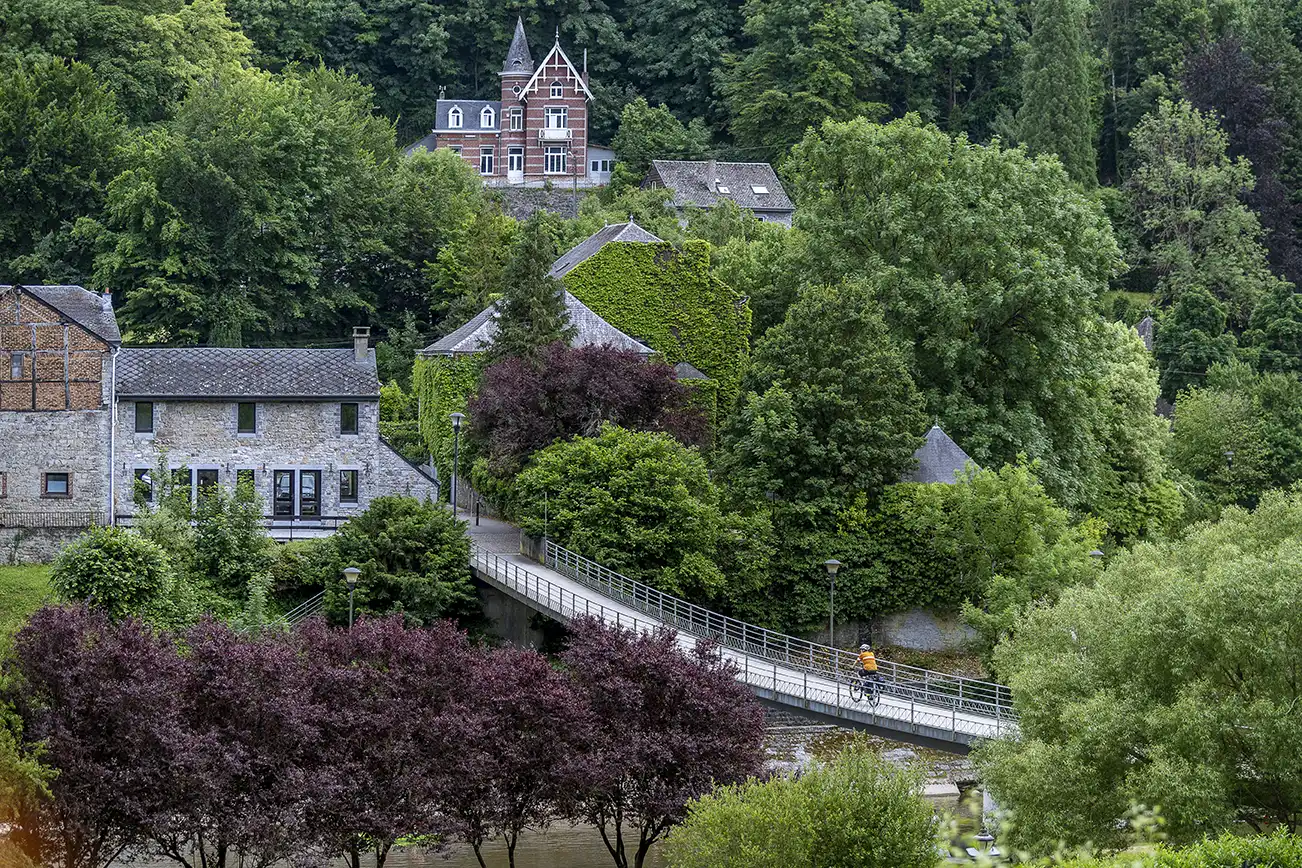 Sobre dos ruedas por Valonia: así se descubre la Bélgica más verde y auténtica 1 Henning Angerer-Un cycliste sur le pont de la riviere Ourthe a Durbuy
