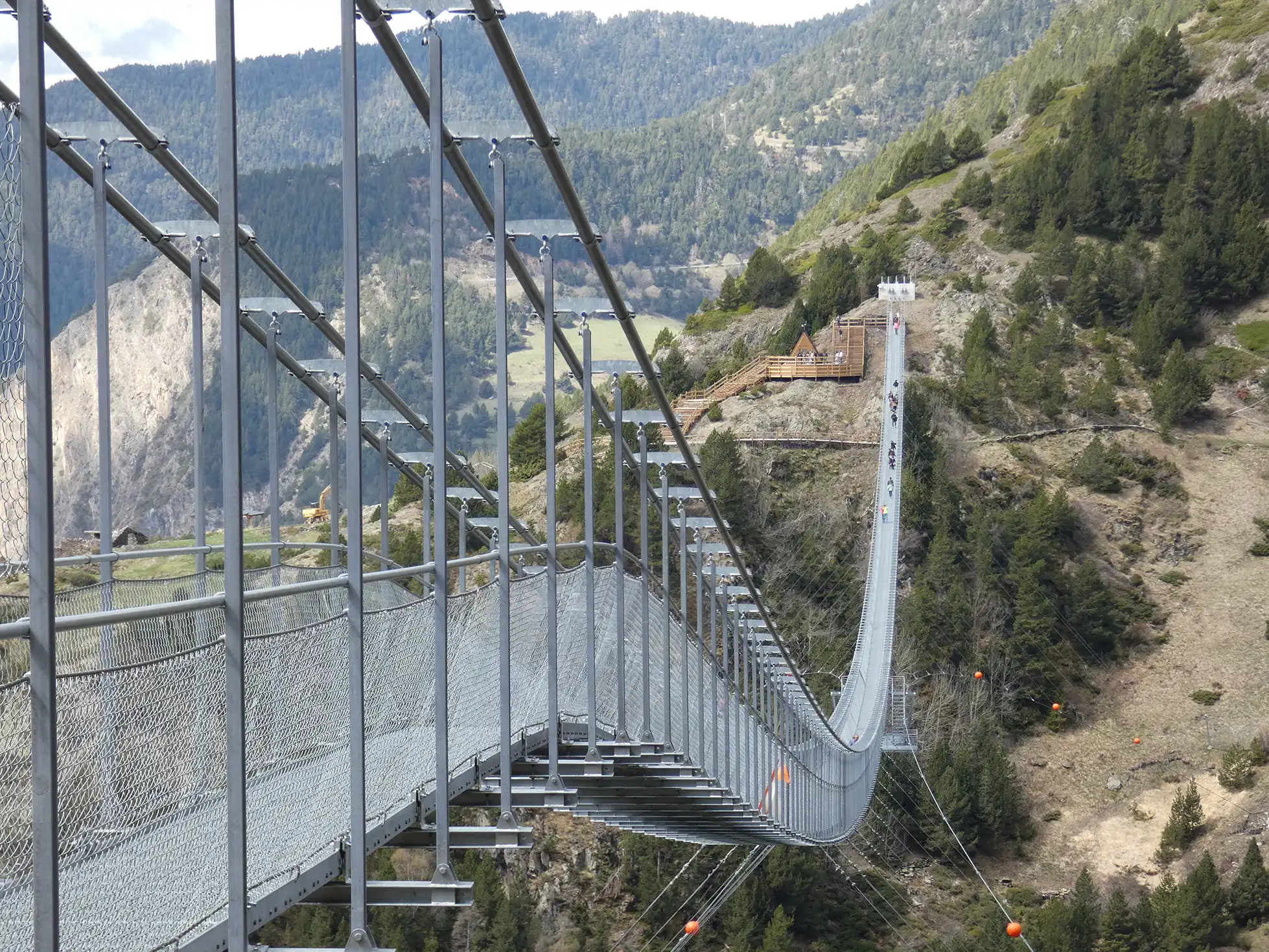 Canillo en verano: montañas, agua y aventuras para compartir en familia 2 Pont Tibetà