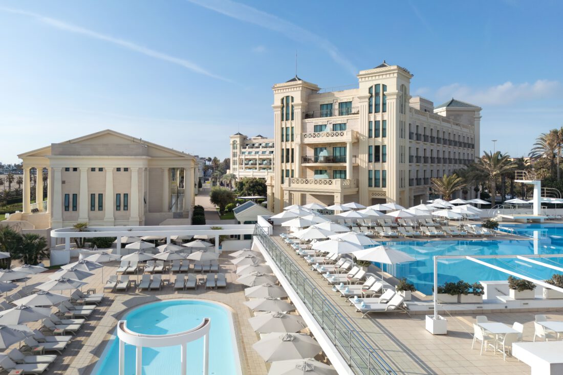 Hoteles Santos: ruta veraniega por la España auténtica fachada y piscina de un hotel hoteles santos en primera línea de playa