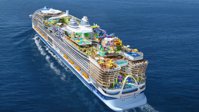 Legend of the Seas, vista lateral del buque con piscinas, parque acuático y áreas públicas