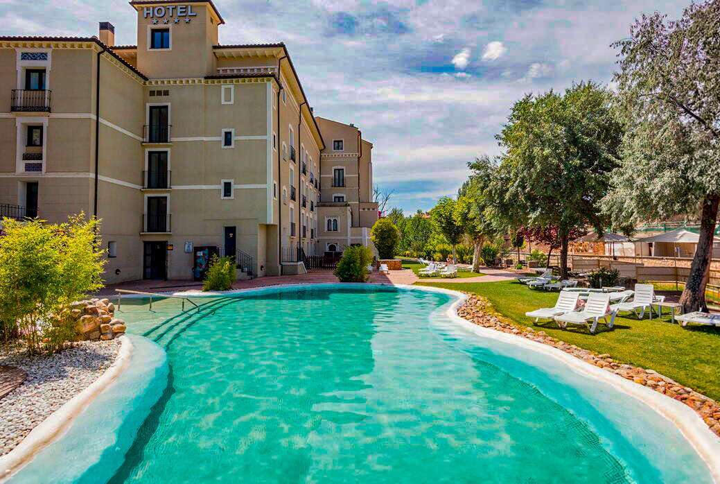 Balneario de Alhama de Aragón, el agua como hilo conductor 3 Piscina exterior y jardines del Balneario de Alhama de Aragón