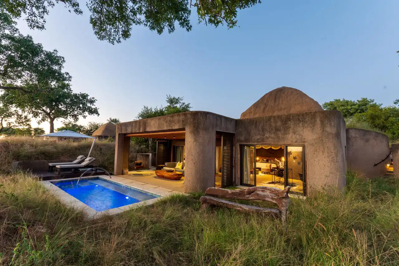 El ‘hotel paisaje’ perfecto para dar la bienvenida al otoño: Earth Lodge, un refugio de arquitectura invisible que se funde con la sabana 2 Earth Lodge Sabi Sabi