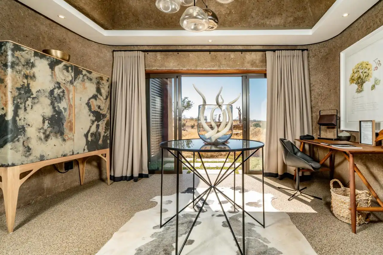 El ‘hotel paisaje’ perfecto para dar la bienvenida al otoño: Earth Lodge, un refugio de arquitectura invisible que se funde con la sabana 1 Earth Lodge Sabi Sabi