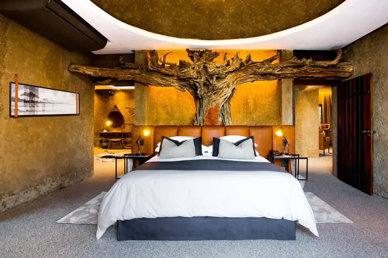El ‘hotel paisaje’ perfecto para dar la bienvenida al otoño: Earth Lodge, un refugio de arquitectura invisible que se funde con la sabana 3 Earth Lodge Sabi Sabi
