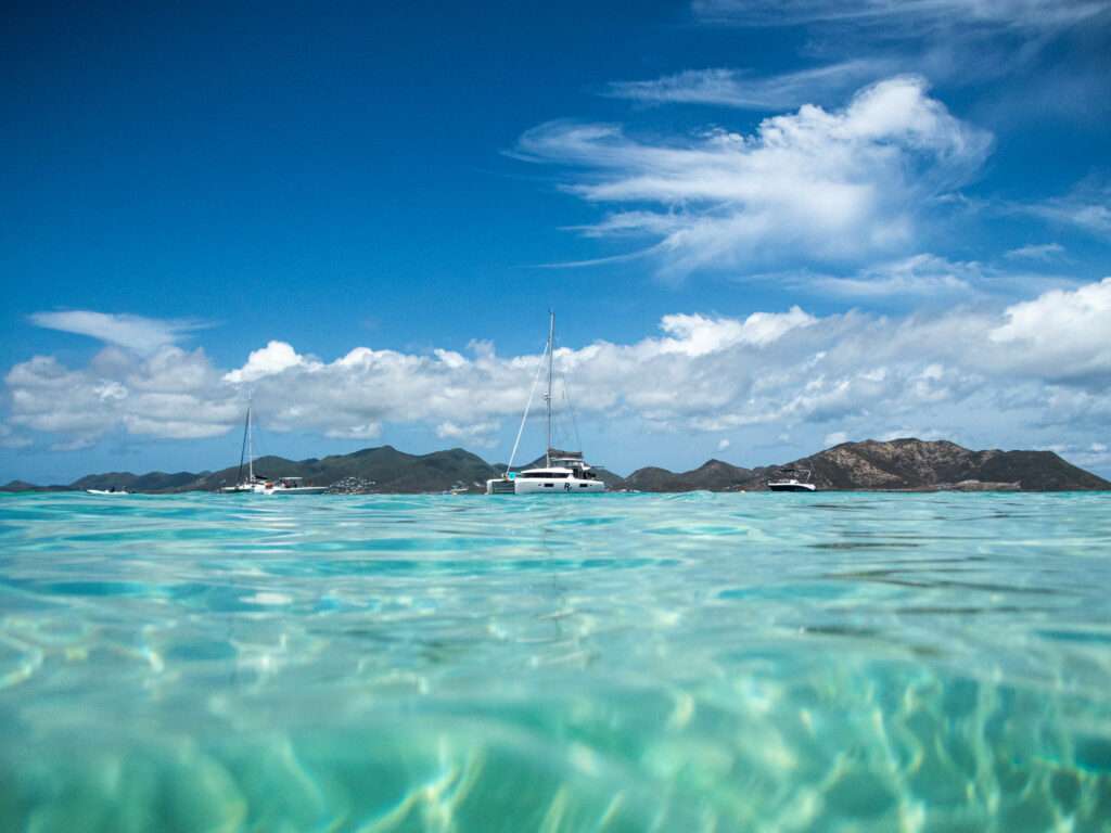 Saint-Martin: dos países, una isla y cinco formas de descubrirla 2 Veleros frente a Saint-Martin vistos desde el agua en Tintamarre