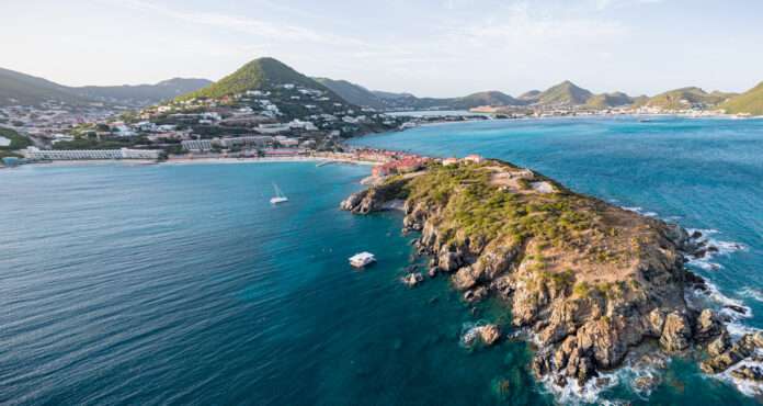 Vista aérea de la costa de Sint Maarten, con una península rocosa rodeada por el mar Caribe
